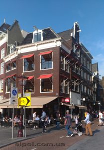 Амстердам. Маркизы с падающим локтем на окнах